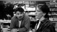 Dante e Randall sono due commessi di due negozietti della provincia americana: il primo, paziente e disponibile (quando ci riesce), gestisce un minimarket persino nel suo giorno di riposo, il...